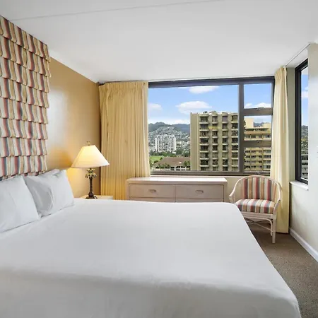 Construction Special At The Waikiki Banyan Free Parking And Wifi Apartment